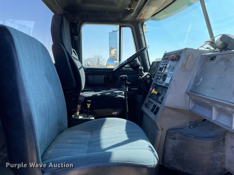 image for item LJ9587 1994 Mack CH613  semi truck