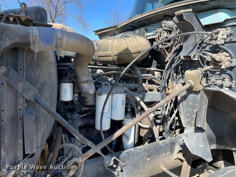 image for item LJ9587 1994 Mack CH613  semi truck