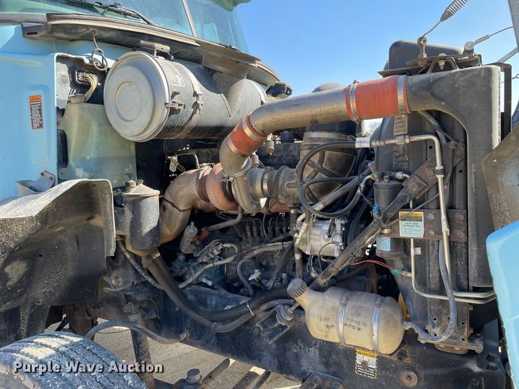 image for item LJ9587 1994 Mack CH613  semi truck