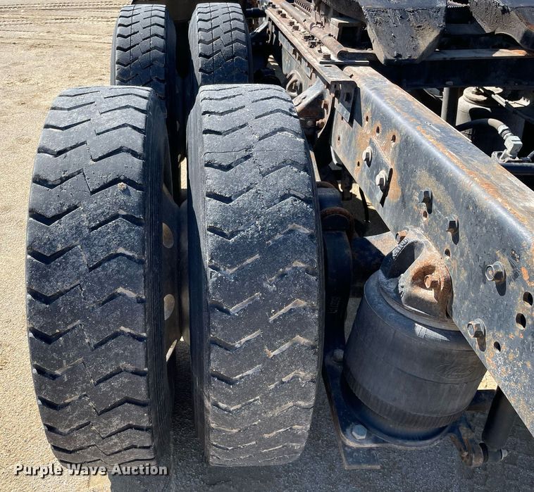 image for item LJ9587 1994 Mack CH613  semi truck