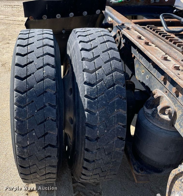 image for item LJ9587 1994 Mack CH613  semi truck