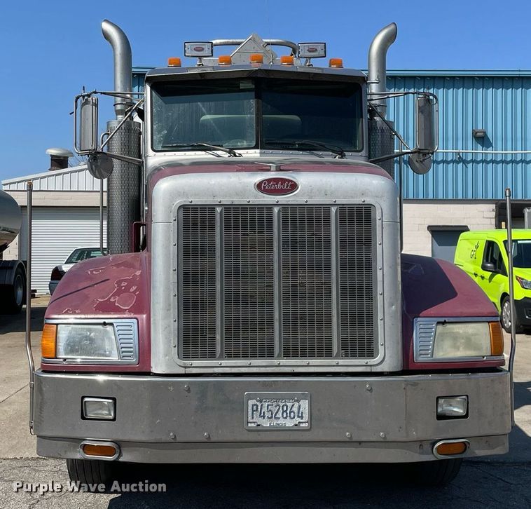 image for item LJ9588 2003 Peterbilt 385  tank truck