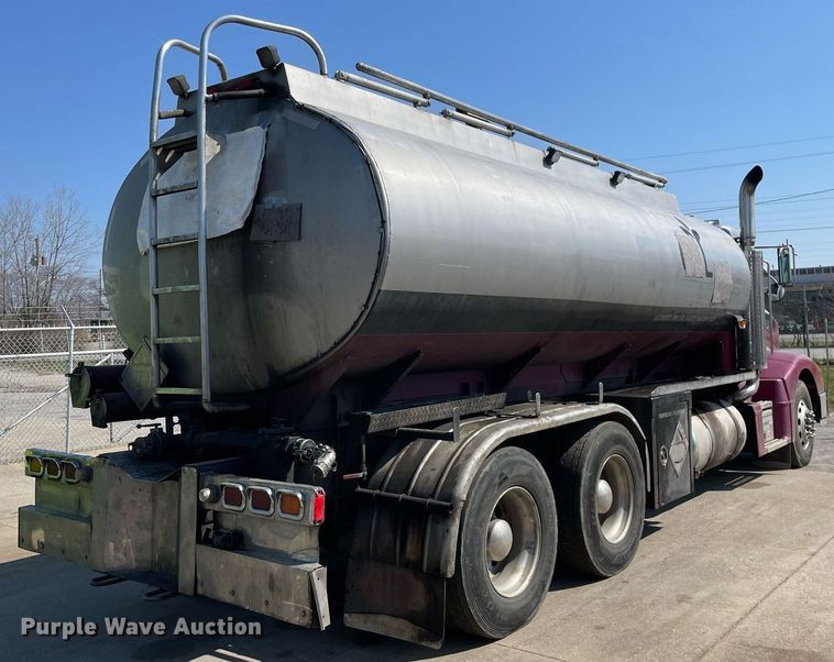 image for item LJ9588 2003 Peterbilt 385  tank truck