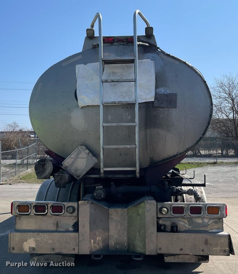 image for item LJ9588 2003 Peterbilt 385  tank truck