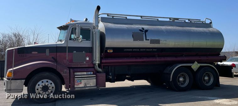 image for item LJ9588 2003 Peterbilt 385  tank truck