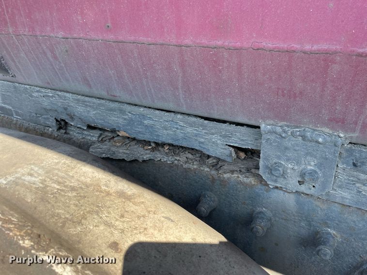 image for item LJ9588 2003 Peterbilt 385  tank truck