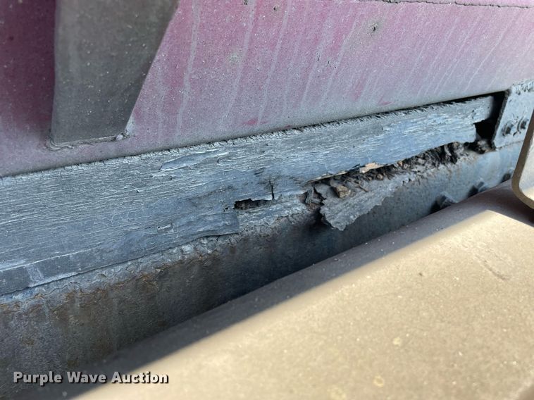 image for item LJ9588 2003 Peterbilt 385  tank truck