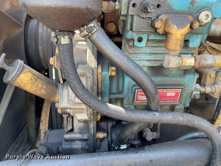 image for item LJ9588 2003 Peterbilt 385  tank truck