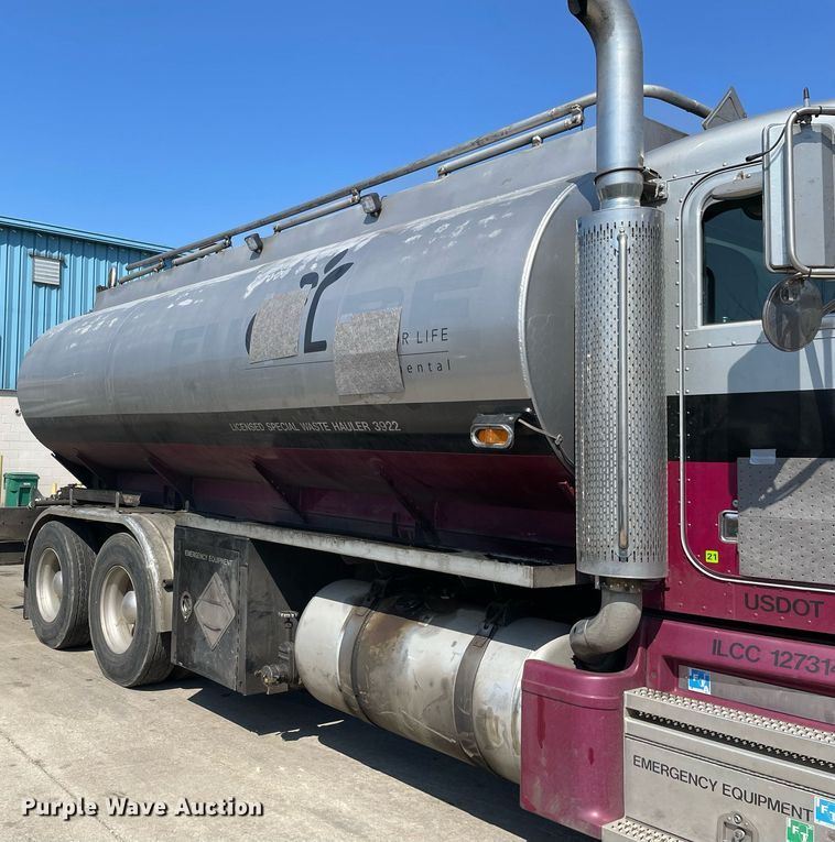 image for item LJ9588 2003 Peterbilt 385  tank truck
