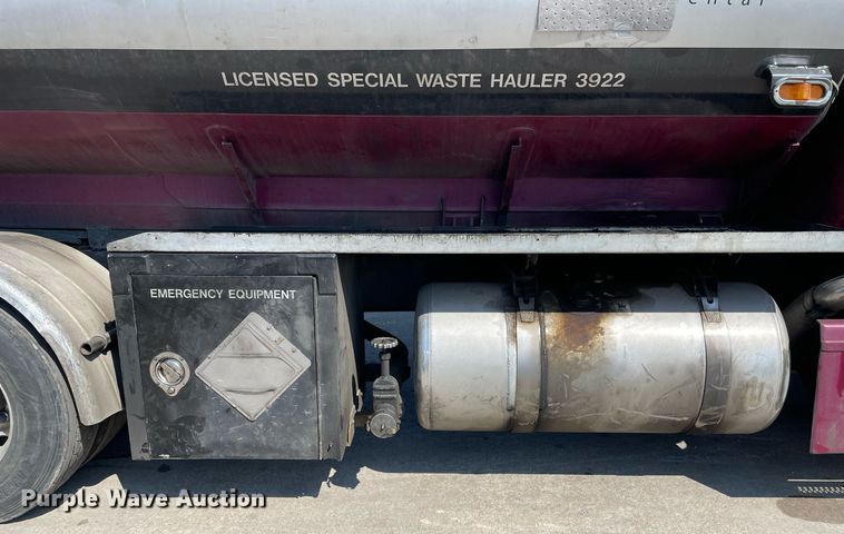 image for item LJ9588 2003 Peterbilt 385  tank truck