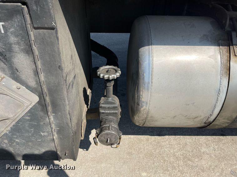 image for item LJ9588 2003 Peterbilt 385  tank truck