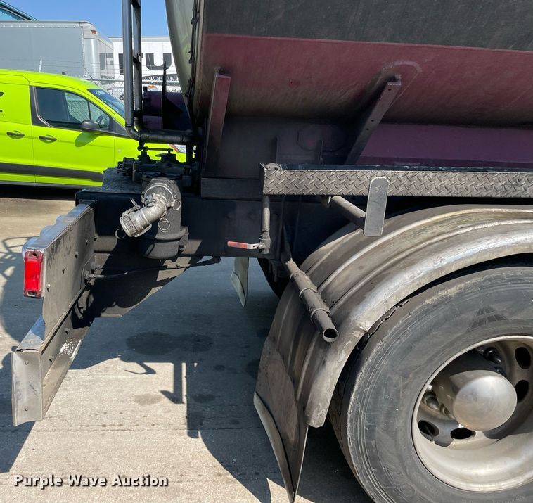 image for item LJ9588 2003 Peterbilt 385  tank truck