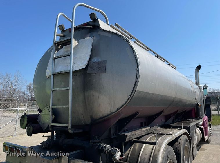 image for item LJ9588 2003 Peterbilt 385  tank truck