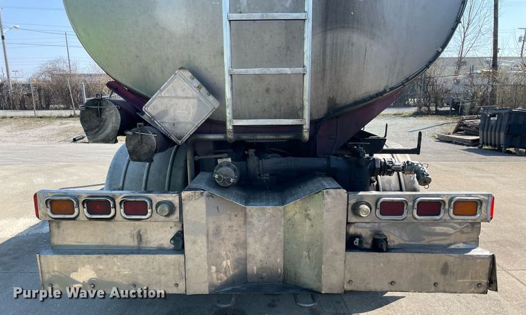 image for item LJ9588 2003 Peterbilt 385  tank truck