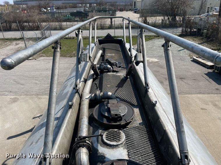 image for item LJ9588 2003 Peterbilt 385  tank truck