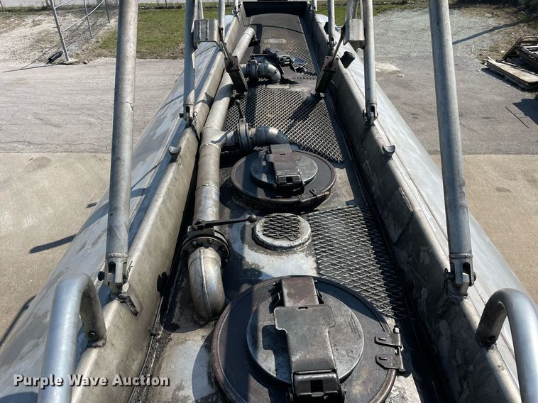 image for item LJ9588 2003 Peterbilt 385  tank truck