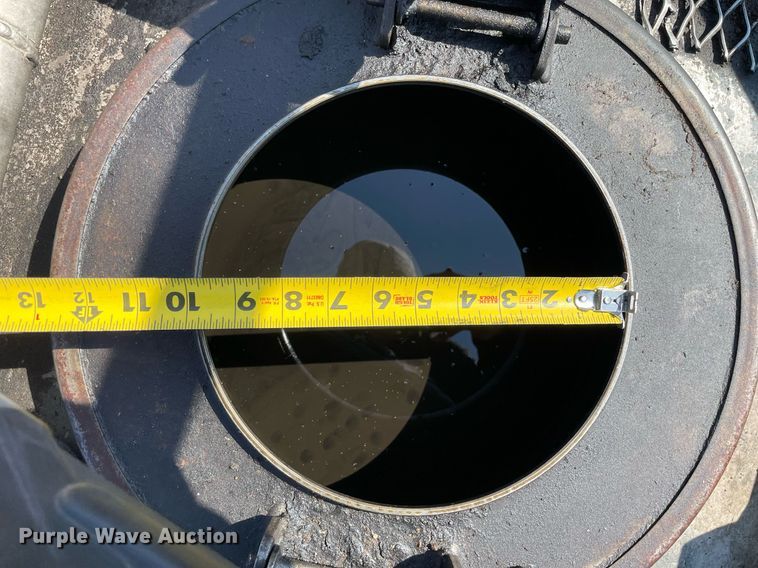 image for item LJ9588 2003 Peterbilt 385  tank truck