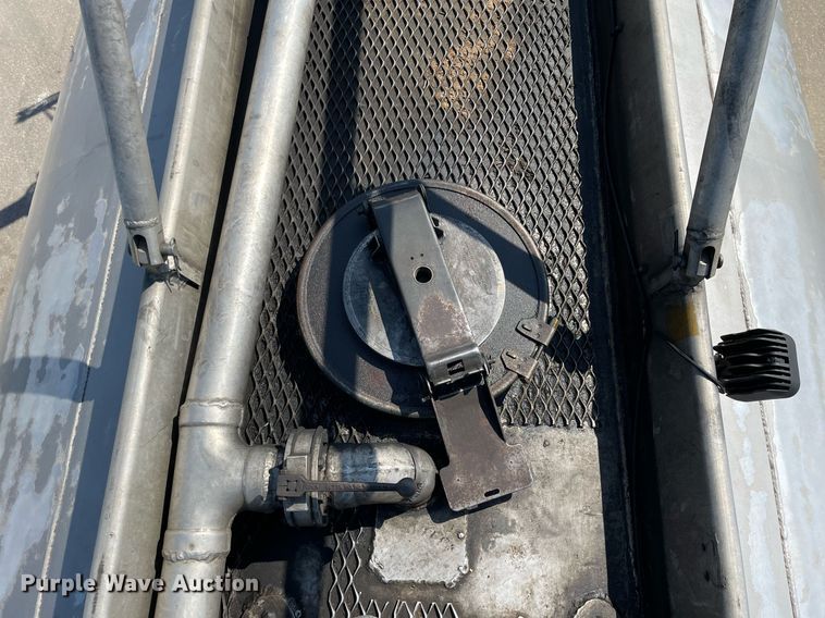 image for item LJ9588 2003 Peterbilt 385  tank truck