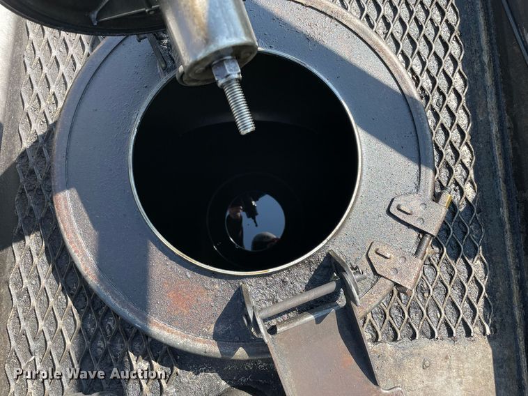 image for item LJ9588 2003 Peterbilt 385  tank truck