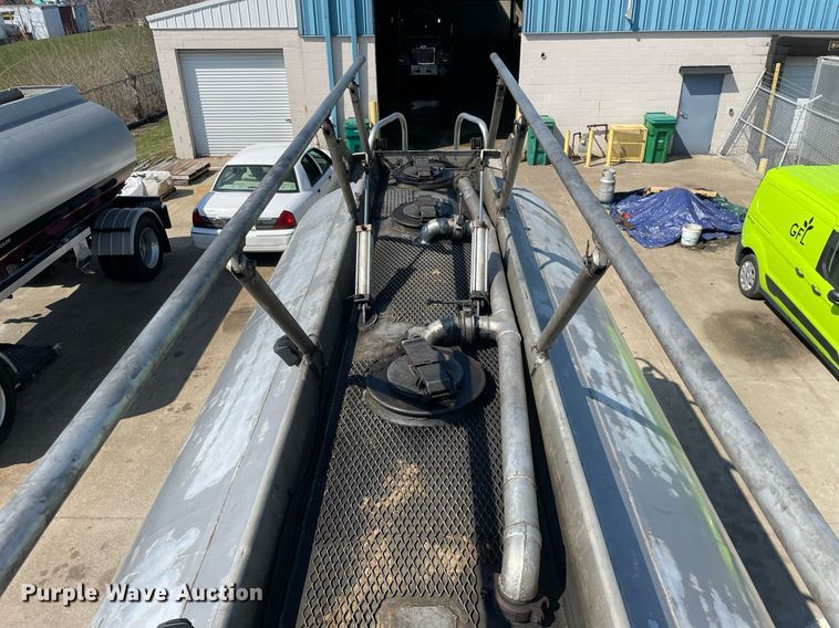 image for item LJ9588 2003 Peterbilt 385  tank truck