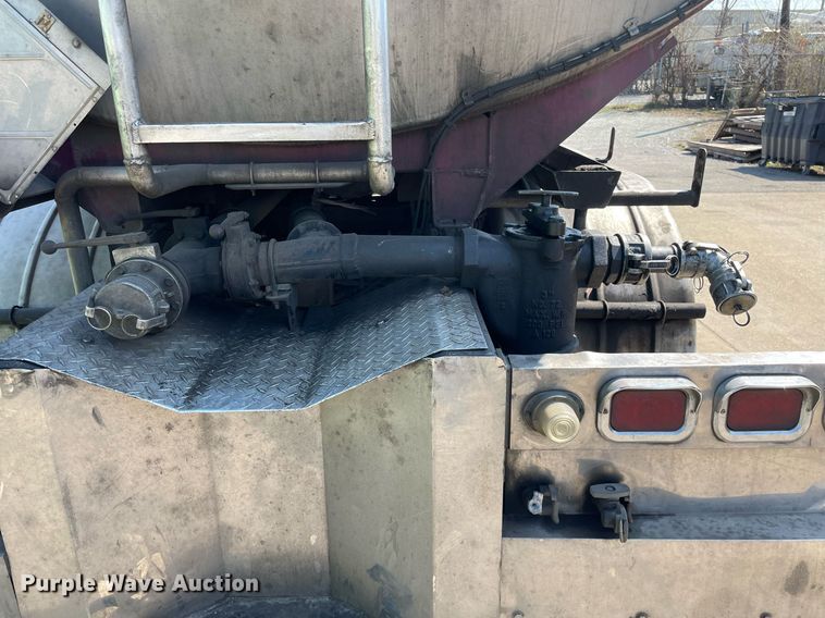 image for item LJ9588 2003 Peterbilt 385  tank truck