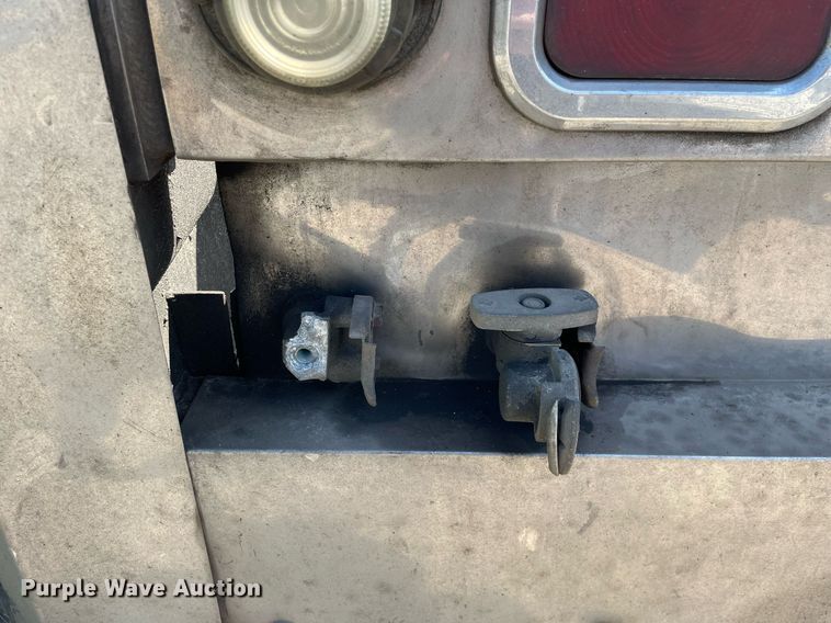 image for item LJ9588 2003 Peterbilt 385  tank truck