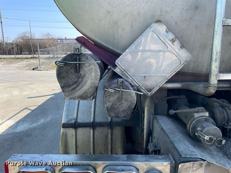 image for item LJ9588 2003 Peterbilt 385  tank truck