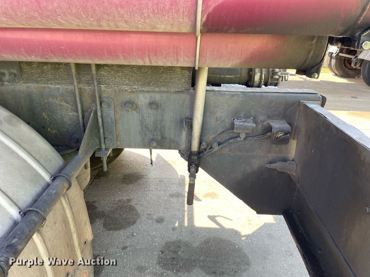 image for item LJ9588 2003 Peterbilt 385  tank truck