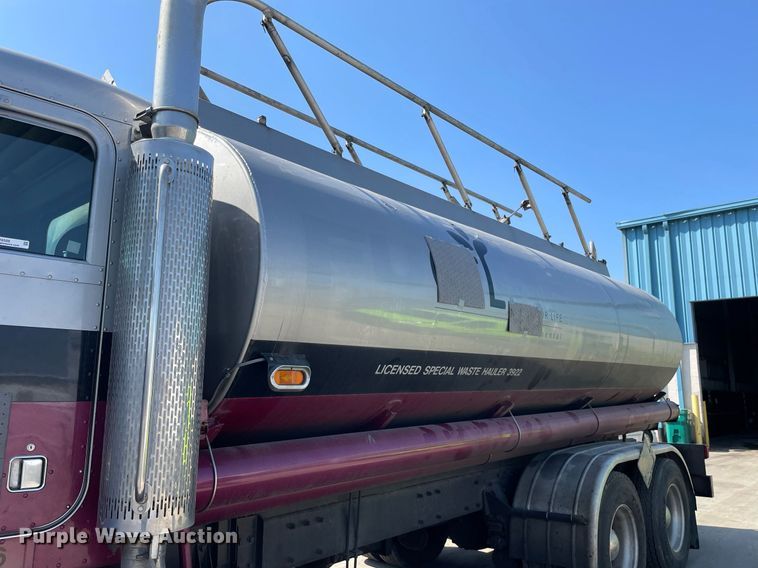 image for item LJ9588 2003 Peterbilt 385  tank truck