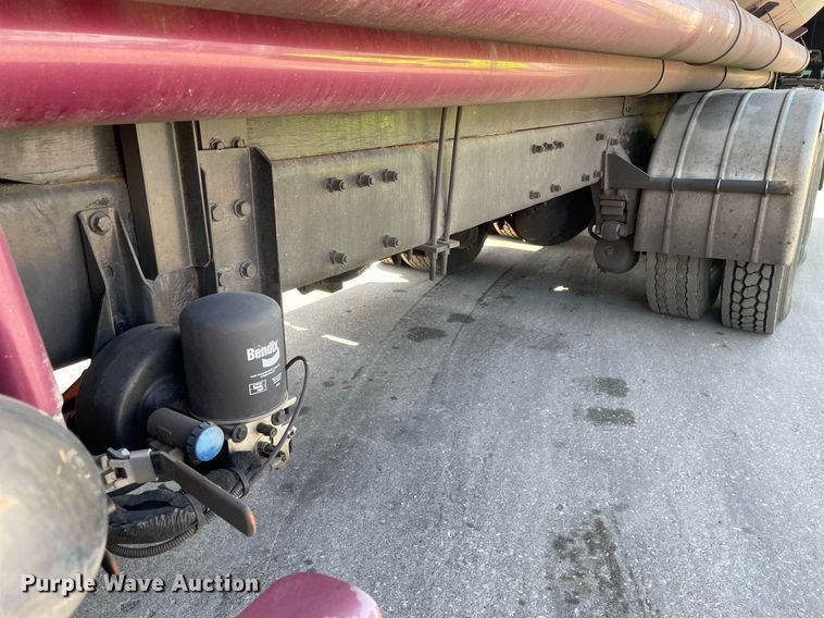 image for item LJ9588 2003 Peterbilt 385  tank truck