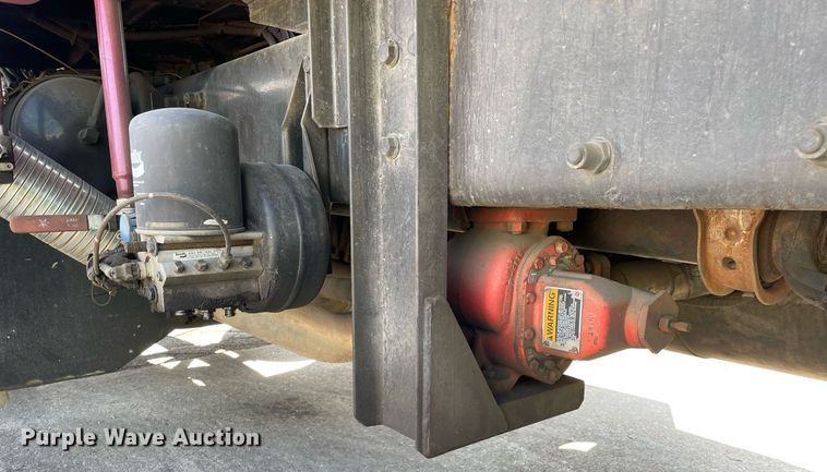 image for item LJ9588 2003 Peterbilt 385  tank truck