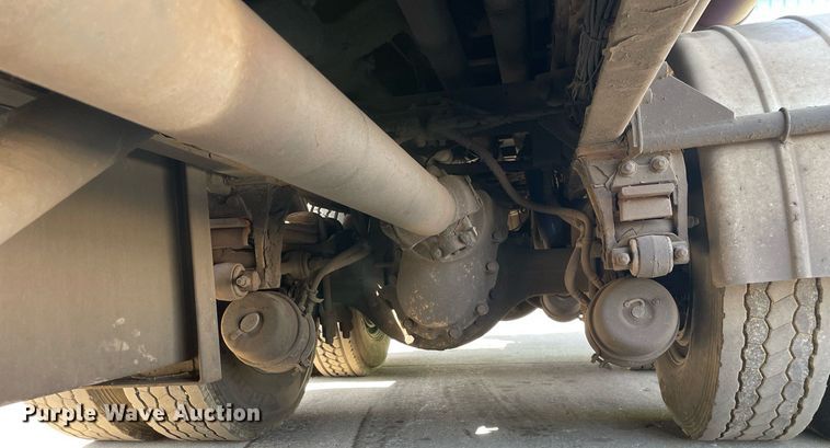 image for item LJ9588 2003 Peterbilt 385  tank truck