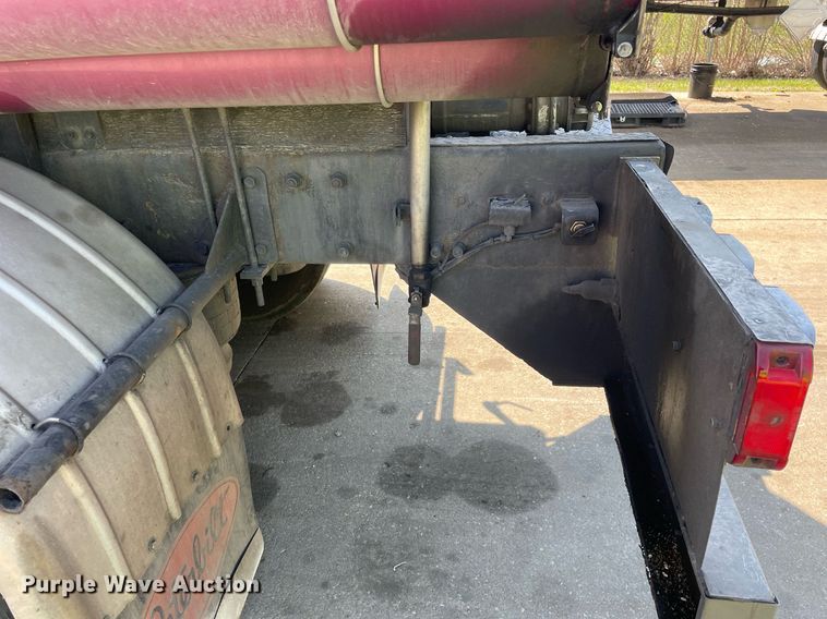 image for item LJ9588 2003 Peterbilt 385  tank truck