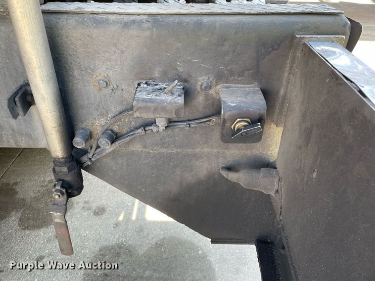 image for item LJ9588 2003 Peterbilt 385  tank truck