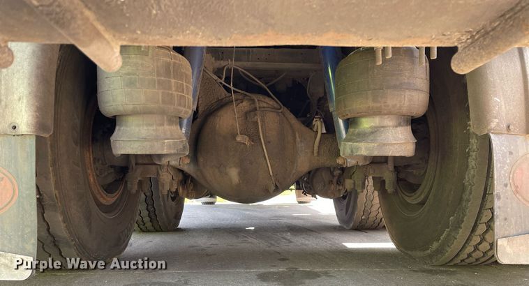 image for item LJ9588 2003 Peterbilt 385  tank truck