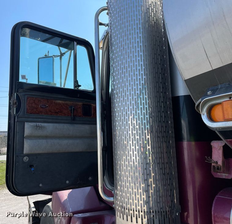 image for item LJ9588 2003 Peterbilt 385  tank truck