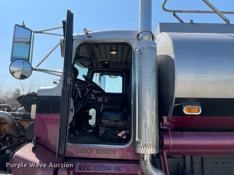 image for item LJ9588 2003 Peterbilt 385  tank truck