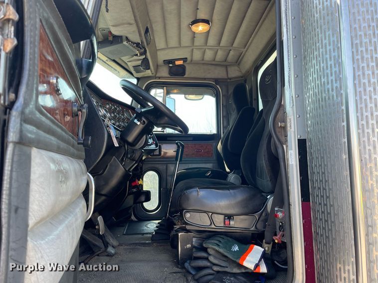 image for item LJ9588 2003 Peterbilt 385  tank truck