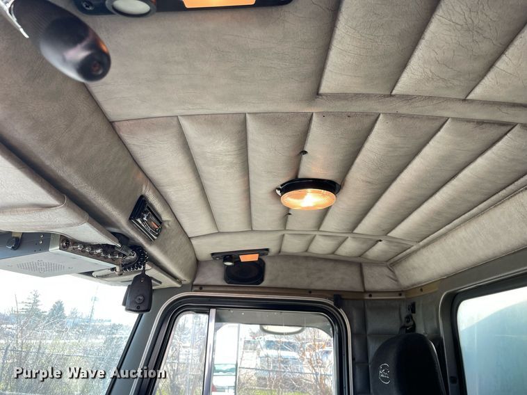 image for item LJ9588 2003 Peterbilt 385  tank truck