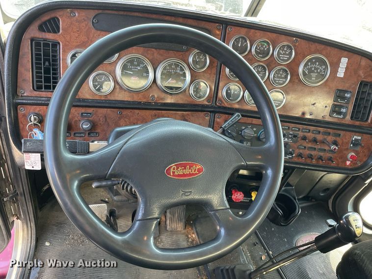 image for item LJ9588 2003 Peterbilt 385  tank truck