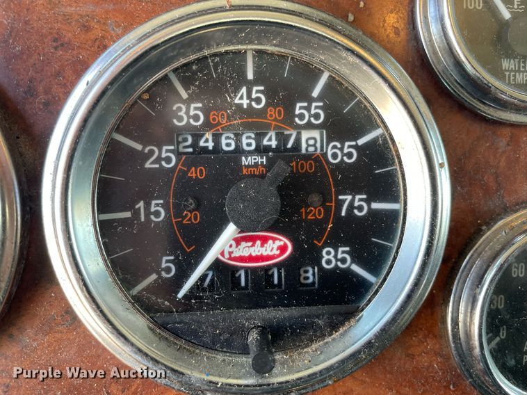 image for item LJ9588 2003 Peterbilt 385  tank truck