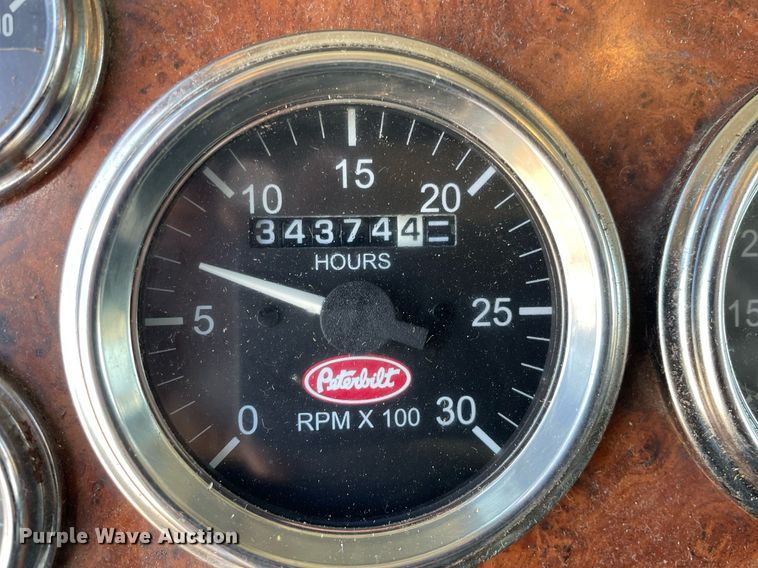 image for item LJ9588 2003 Peterbilt 385  tank truck