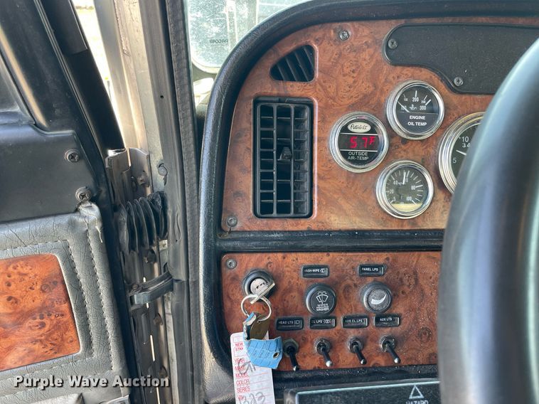 image for item LJ9588 2003 Peterbilt 385  tank truck