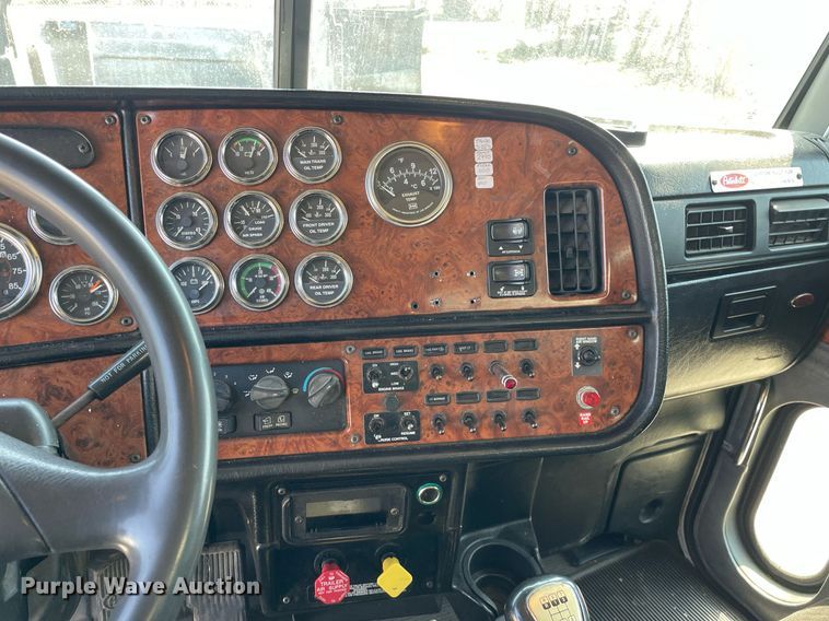 image for item LJ9588 2003 Peterbilt 385  tank truck