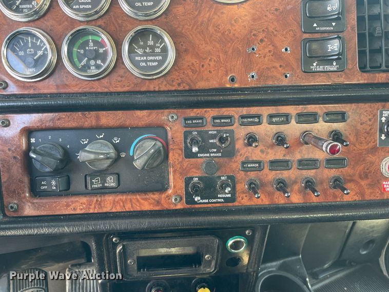 image for item LJ9588 2003 Peterbilt 385  tank truck