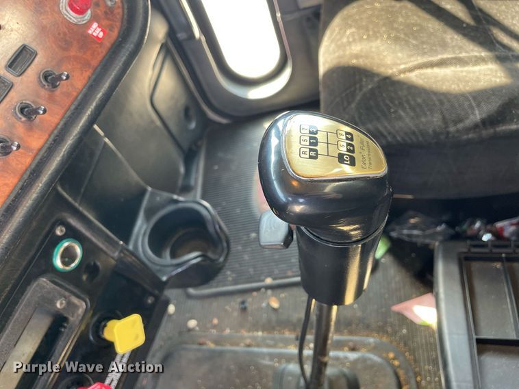 image for item LJ9588 2003 Peterbilt 385  tank truck