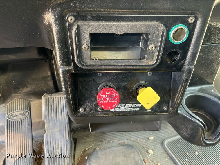 image for item LJ9588 2003 Peterbilt 385  tank truck