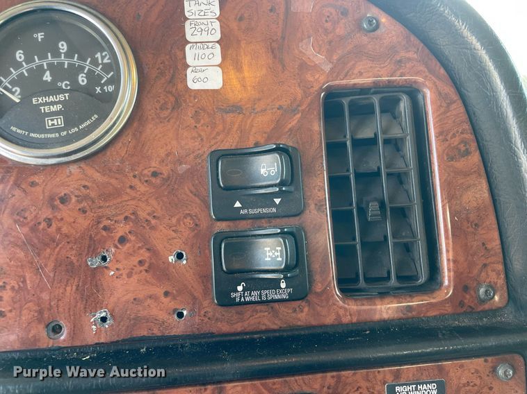 image for item LJ9588 2003 Peterbilt 385  tank truck