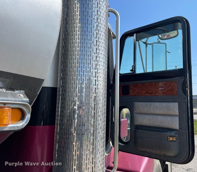 image for item LJ9588 2003 Peterbilt 385  tank truck