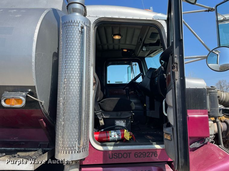 image for item LJ9588 2003 Peterbilt 385  tank truck